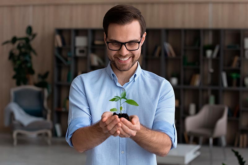 hombre feliz con su planta