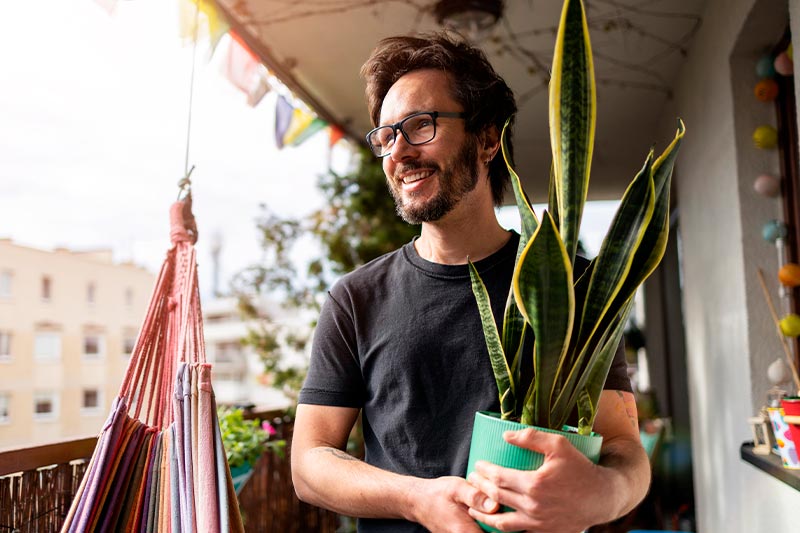 joven cuidando su planta