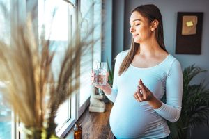 mujer embarazada tomando vitaminas