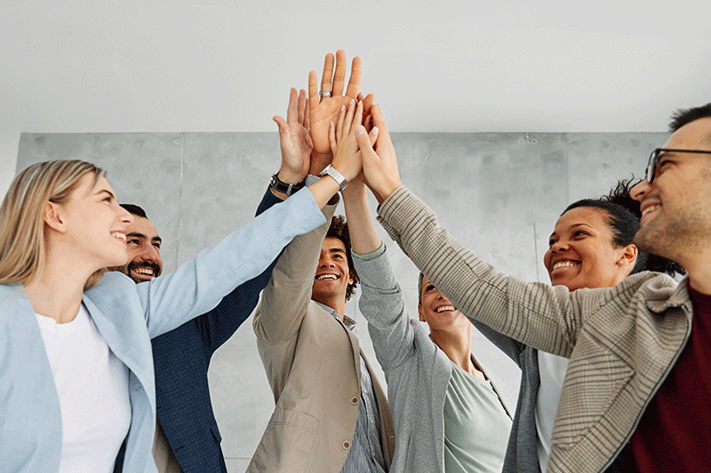 jovenes empresarios celebrando