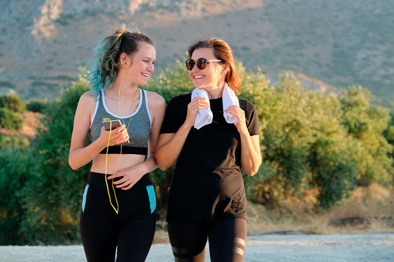 madre e hija haciendo deporte