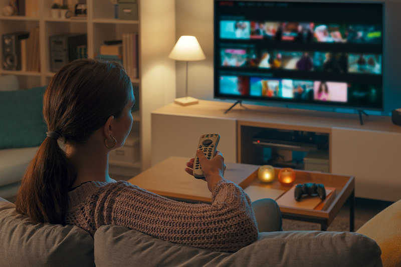 mujer viendo peliculas