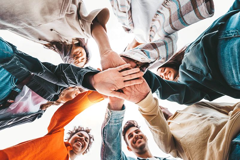 jovenes agarrandose de la mano