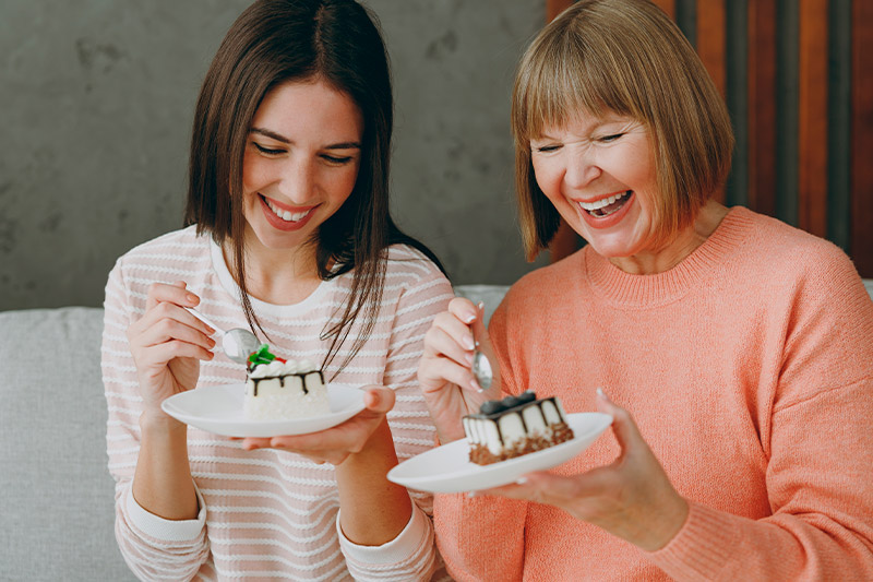 madre e hija comiendo postre