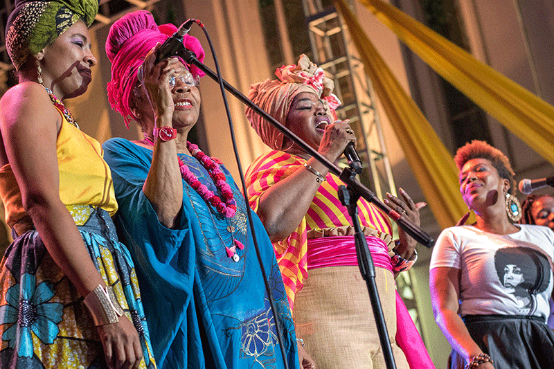 mujeres cantando y celebrando
