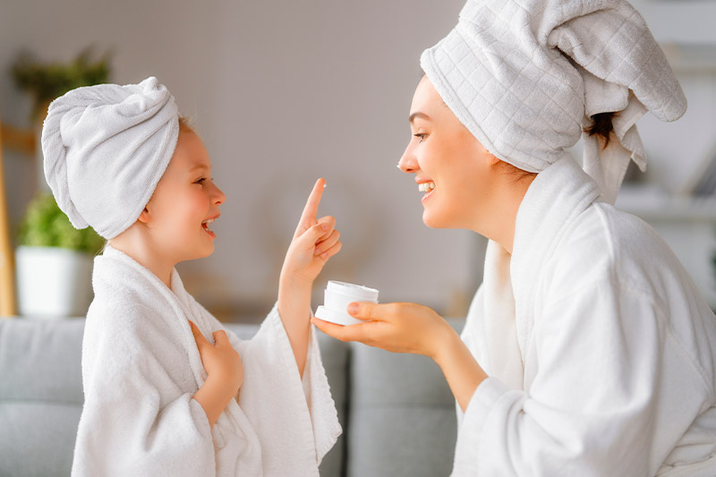 madre e hija compartiendo
