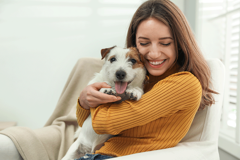 joven con su perro