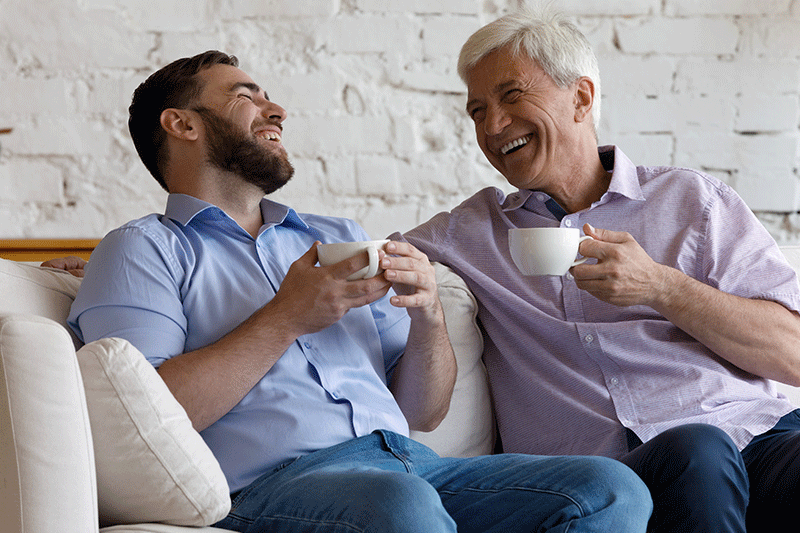 feliz hijo reuniendose con su padre