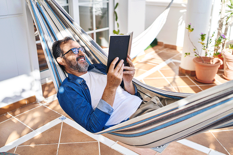 hombre leyendo un libro