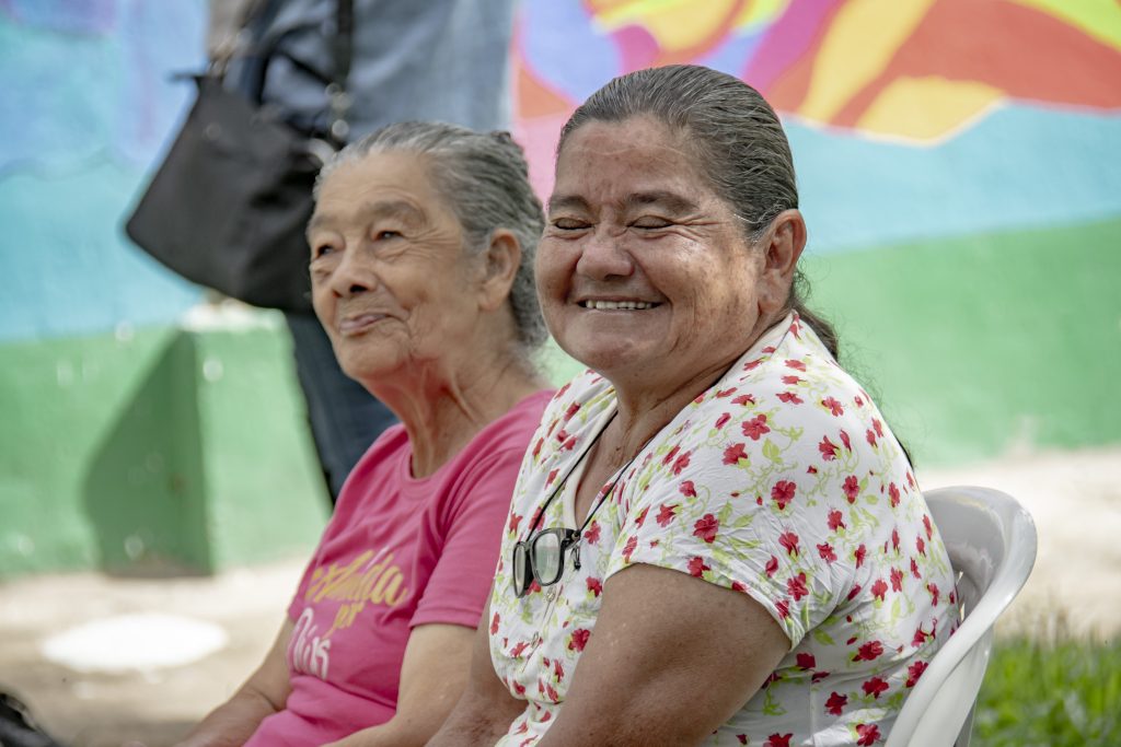 dos adultas de la tercera edad sonriendo