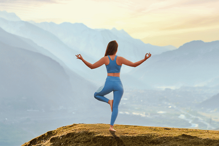 mujer fitness haciendo ejercicio de yoga