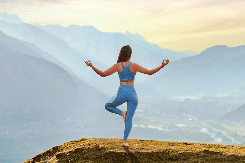 mujer fitness haciendo ejercicio de yoga
