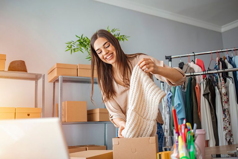 mujer que dirige negocios desde casa