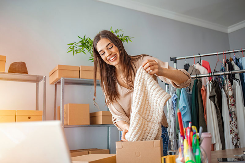 mujer que dirige negocios desde casa