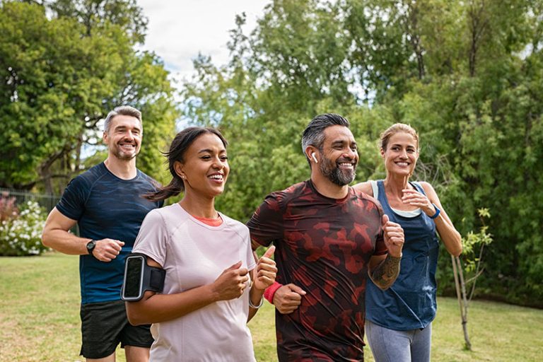 grupo de personas corriendo