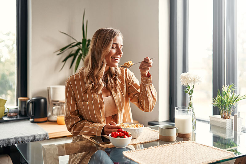 mujer sentada en la mesa en la cocina