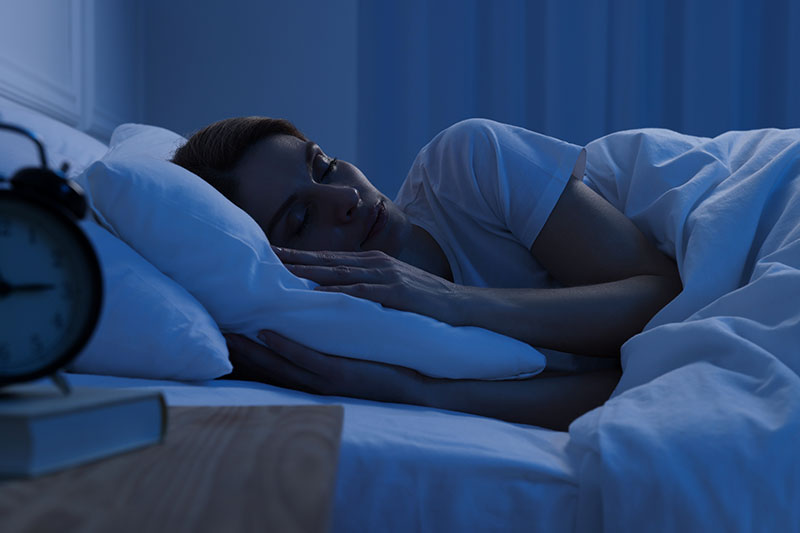 mujer durmiendo en la cama