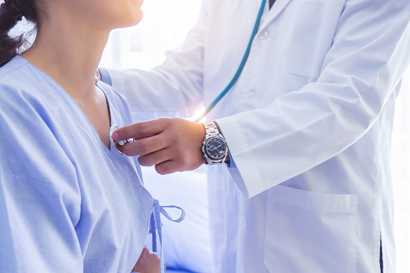 medico usa estetoscopio