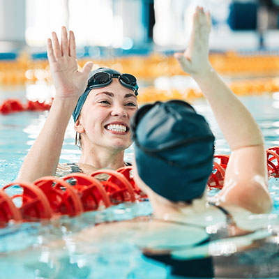 dos mujeres felices en la piscina