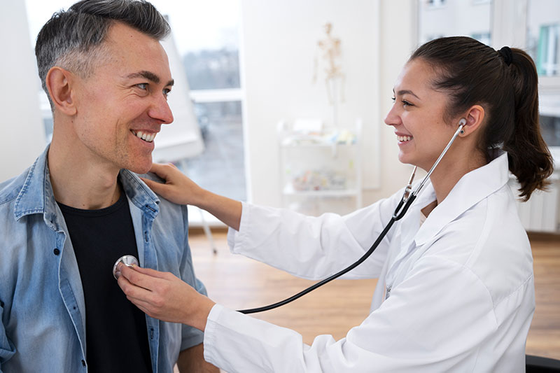 hombre en el medico
