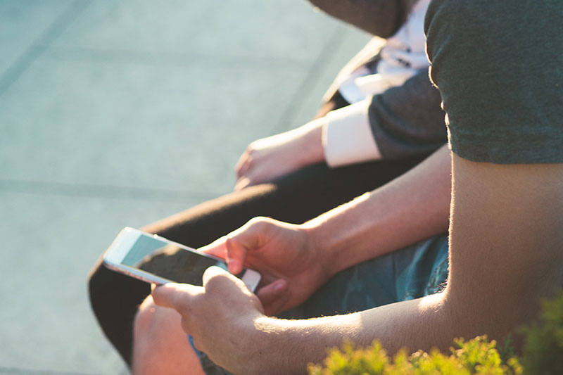 jovenes en el celular