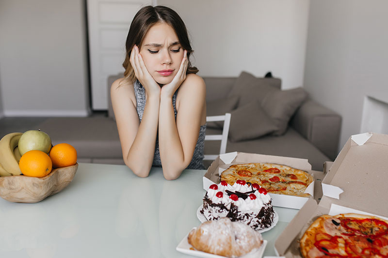 mujer comiendo con ansiedad