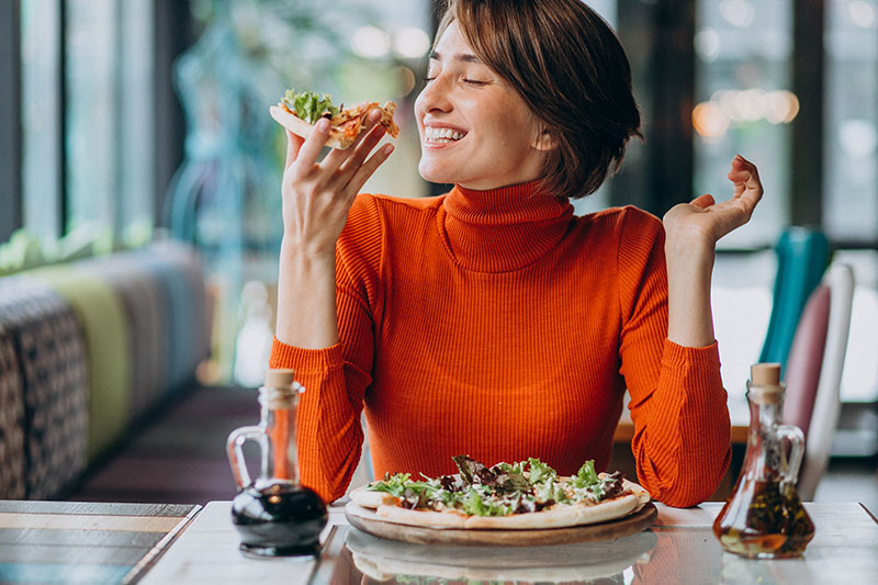mujer comiendo