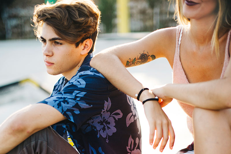 pareja de adolescentes discutiendo