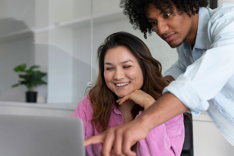 personas-joevenes-trabajando