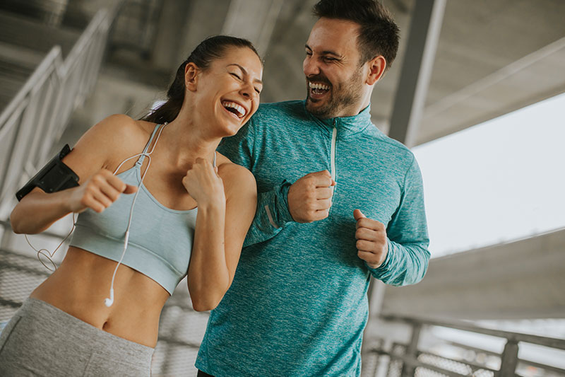 pareja-joven-corriendo