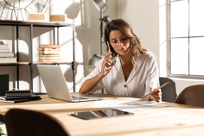 mujer-trabajando-en-la-oficina