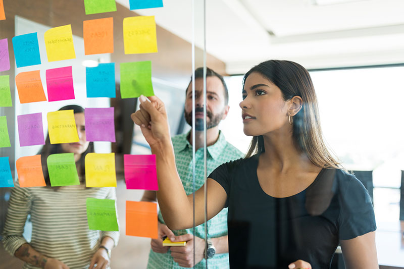 mujer organizando ideas en el trabajo