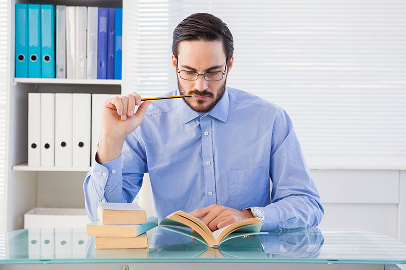 hombre de negocios en el escritorio