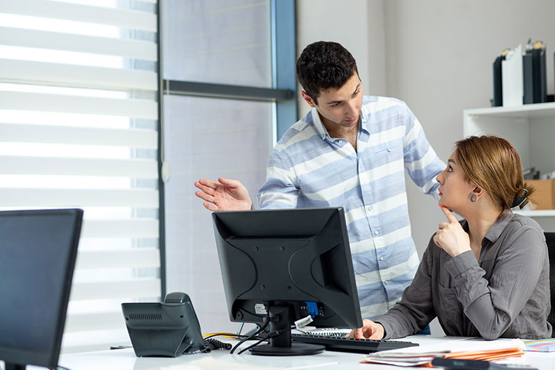 personas jovenes hablando en oficina
