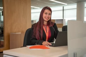 Joven profesional en oficina moderna, representando oportunidades de trabajo para jóvenes en entornos laborales flexibles y con propósito