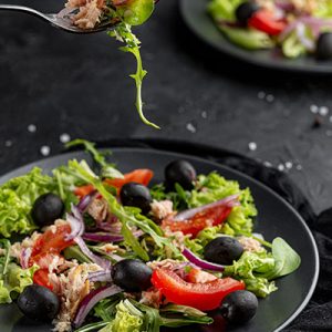 ensalada casera con vajilla oscura