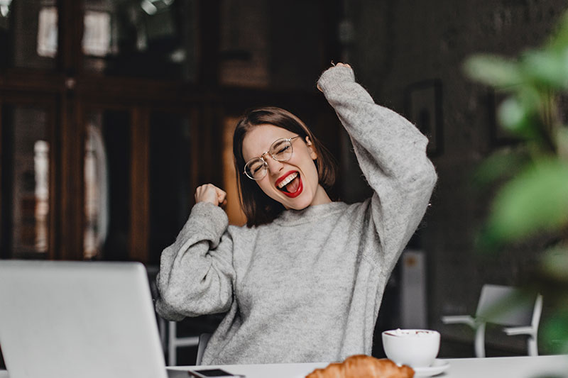 mujer con trabajo ideal