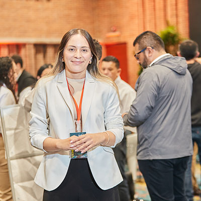 mujer-en-evento-de-empleo