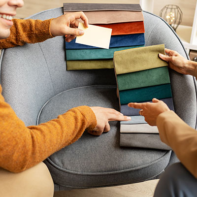 personas-eligiendo-color-de-muebles