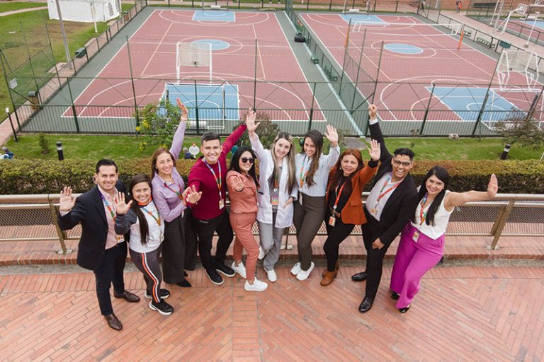 colaboradores de Compensar trabajando en equipo