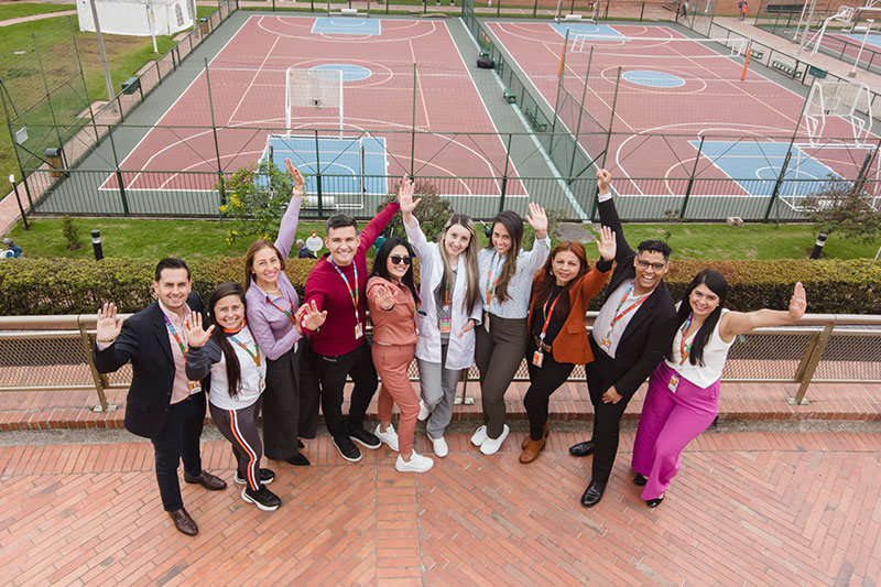 colaboradores de Compensar trabajando en equipo