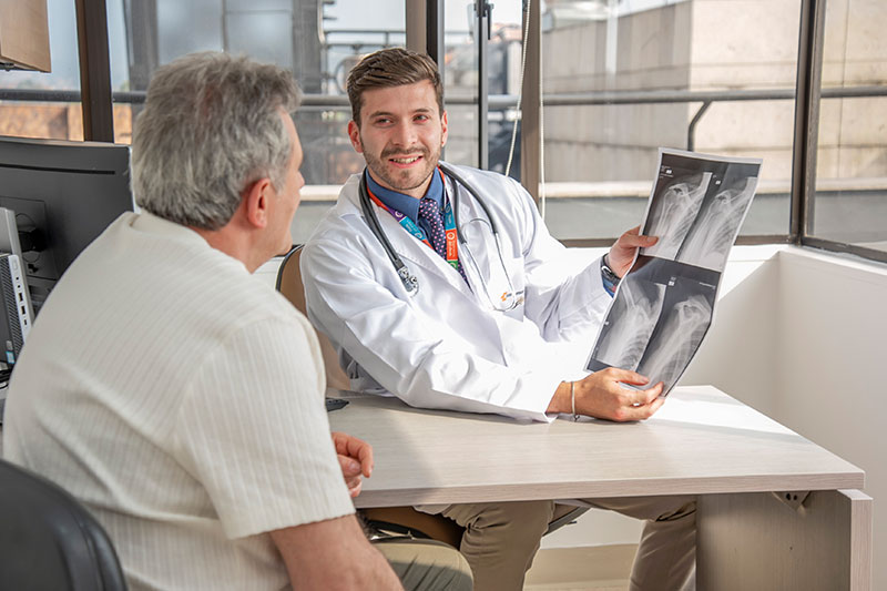 médico con paciente usando inteligencia artificial en consulta