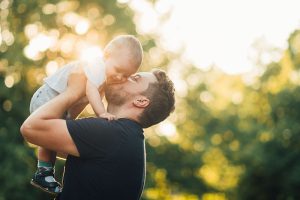 papá jugando con su hijo