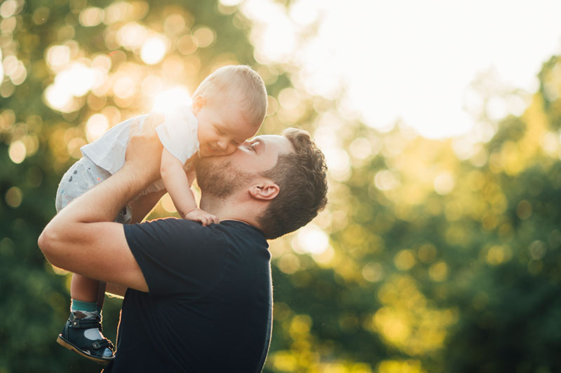 papá jugando con su hijo