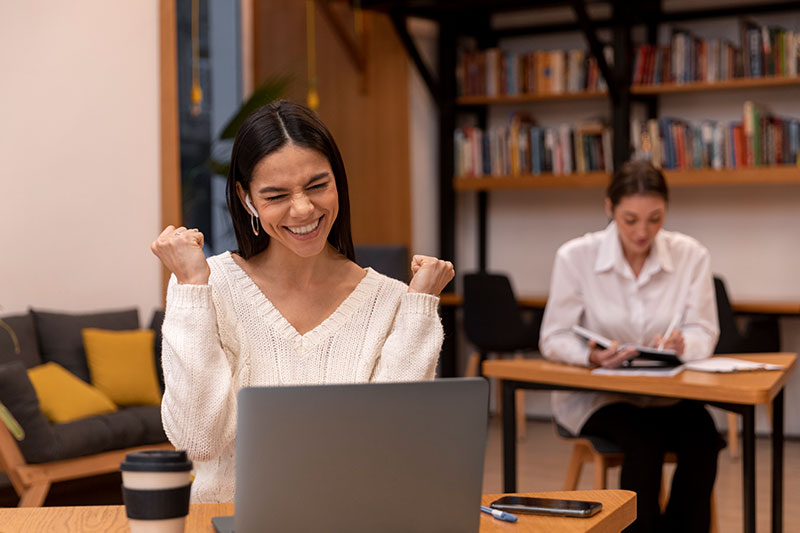 mujer feliz en su trabajo
