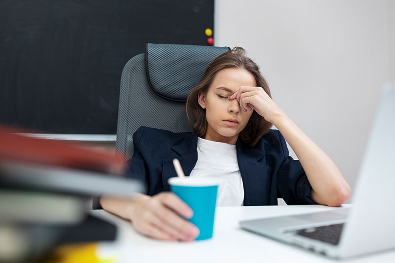 mujer estresada en el trabajo
