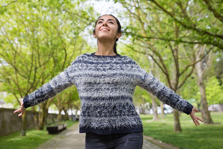 mujer disfutando de su bienestar emocional