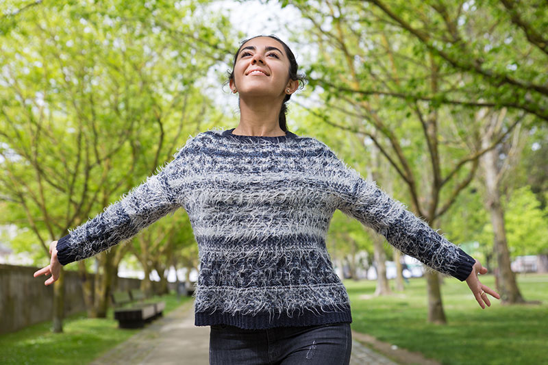 mujer disfutando de su bienestar emocional