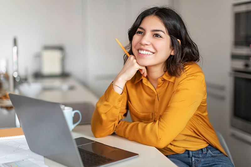 mujer feliz en su trabajo
