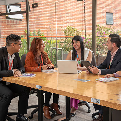 personas reunidas trabajando